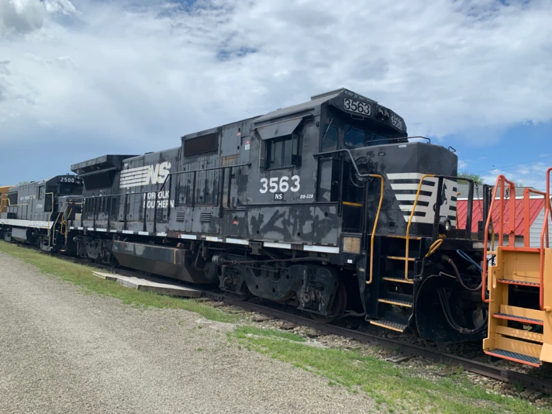 GE Dash 8-32B · Norfolk Southern 3563