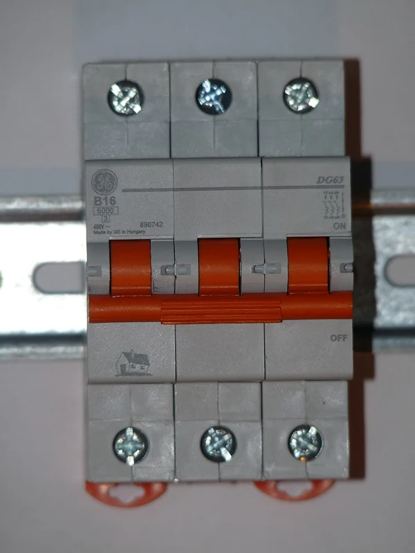 GE B16 three-pole circuit breaker