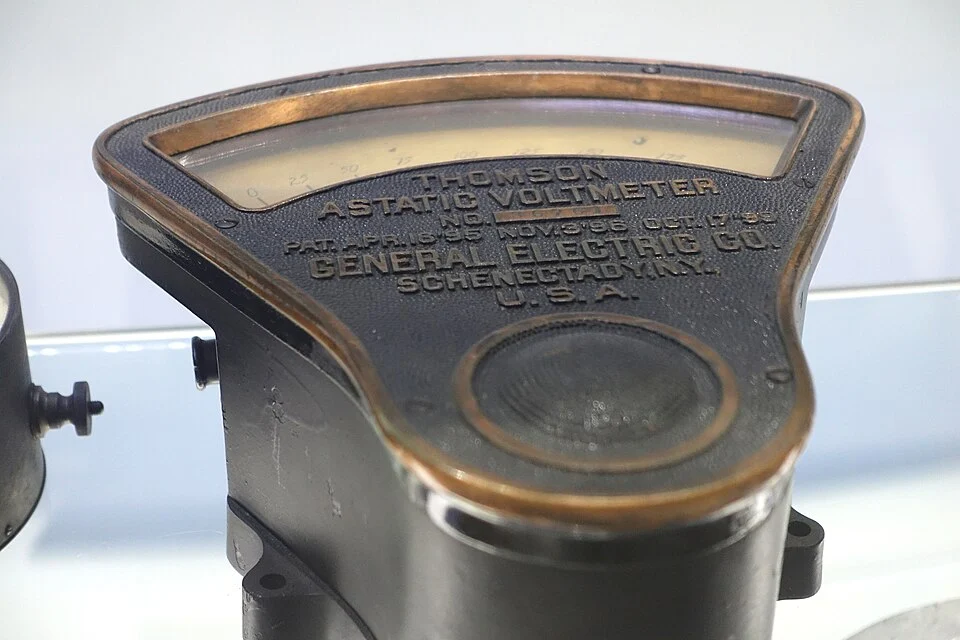 GE Thomson astatic voltmeter
