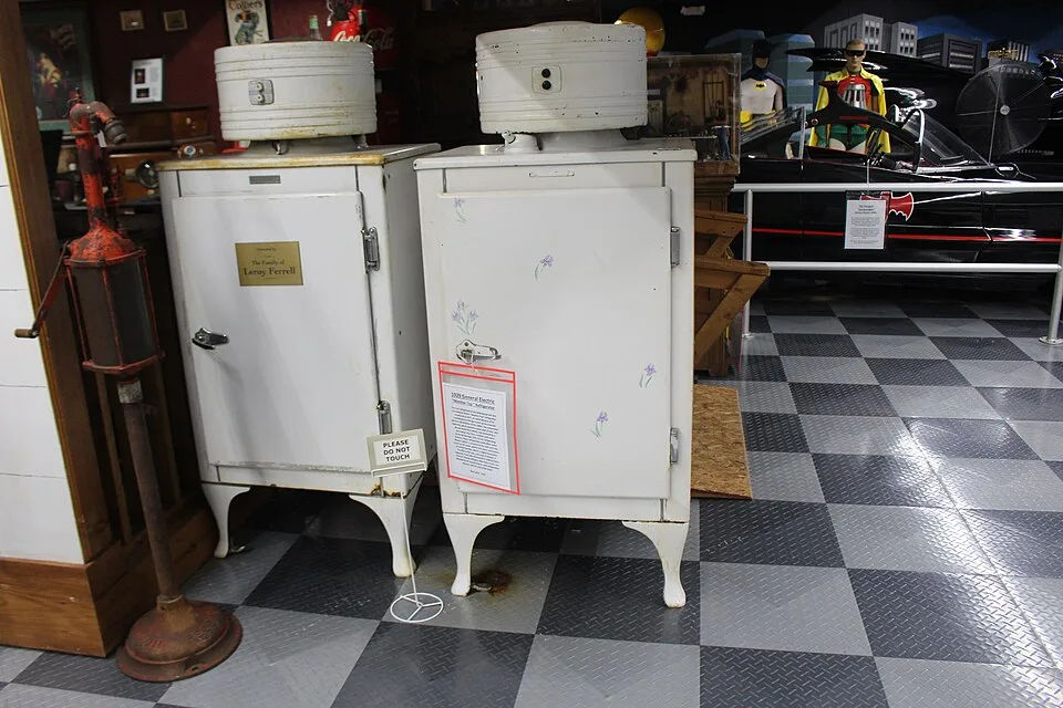 General Electric 'Monitor Top' refrigerator