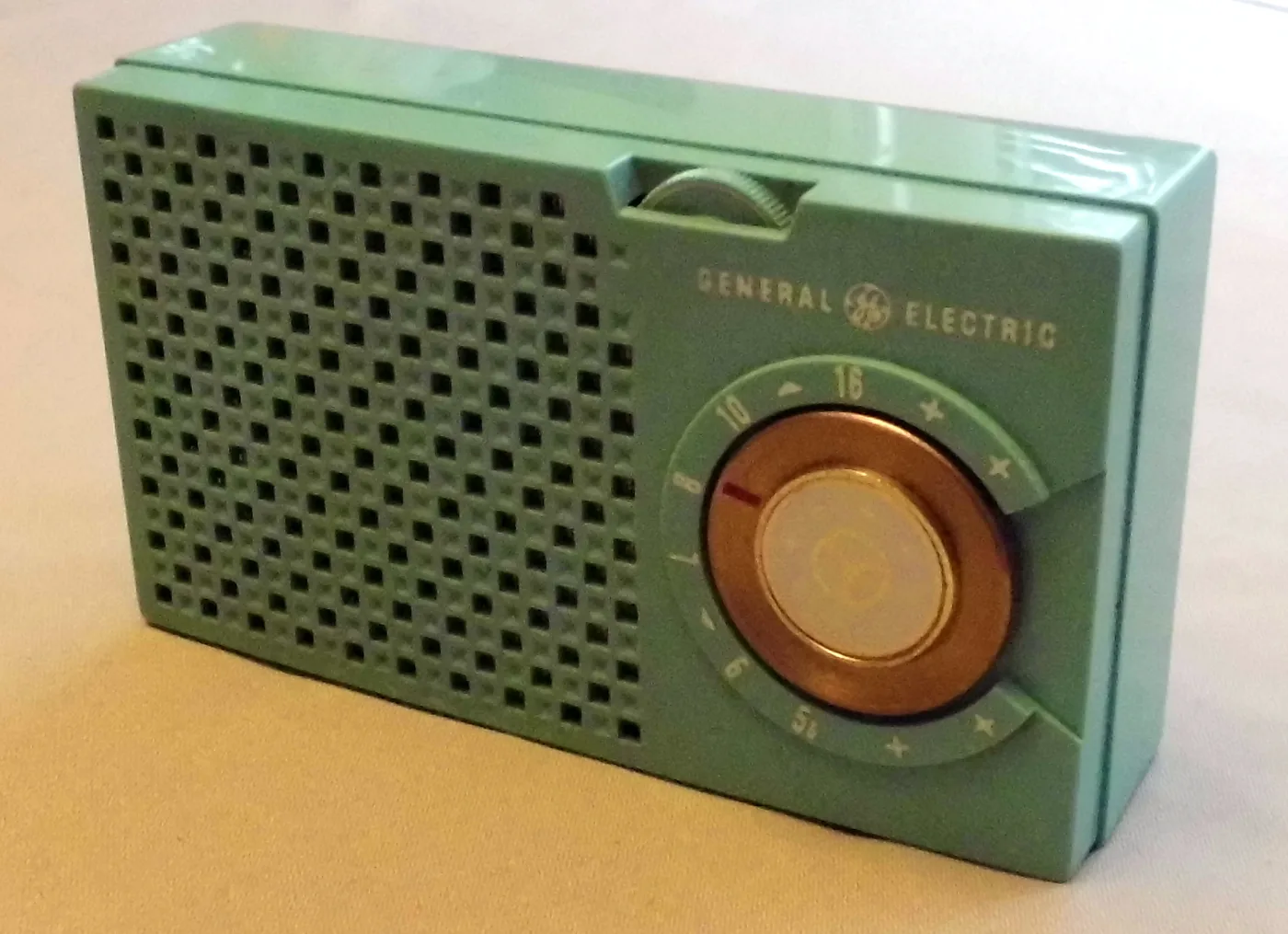 GE model 678 five-transistor radio, 1955