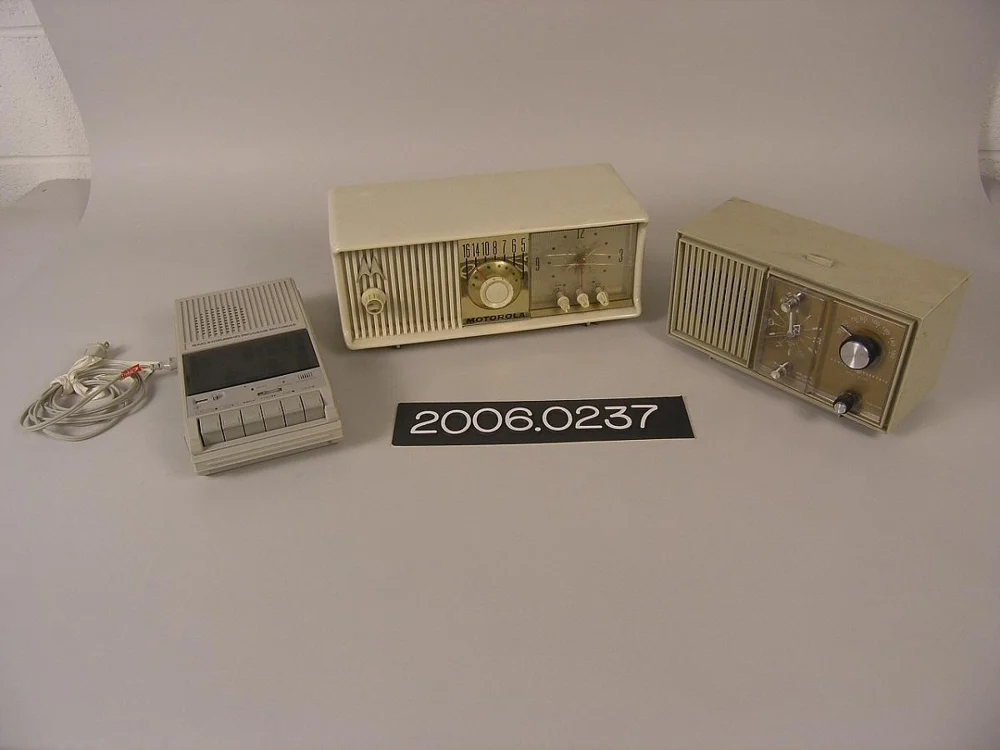 General Electric model C2420D clock radio