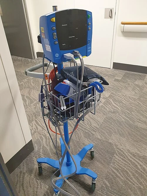 GE CARESCAPE V100 monitor